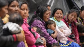 La mayoría de los indígenas trabajan haciendo artesanías que venden en las calles, en labores domésticas o en actividades de construcción y albañilería, por lo cual reclaman que tienen bajos ingresos y pocas oportunidades laborales.
