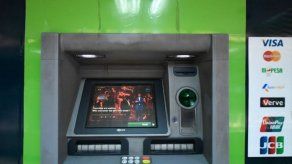 Ecuador: mujer halla dinero en cajero y lo devuelve