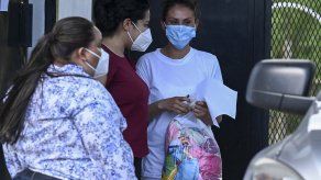 Vistiendo un uniforme blanco, Rogel, de 28 años, salió de una cárcel para mujeres en las afueras de la ciudad de Zacatecoluca, 56 km al sureste de San Salvador.