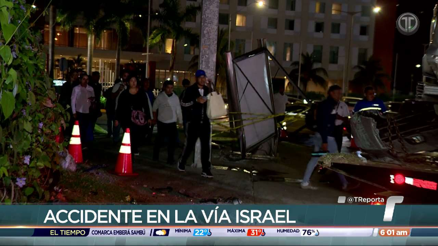 Vehículo impacta cartel digital y cerca de centro comercial