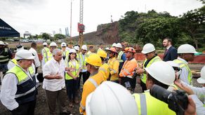 Presidente Mulino y autoridades durante su visita al proyecto Cuarto Puente sobre el Canal.