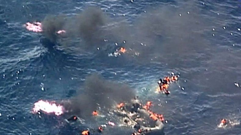 Rescatan a 34 migrantes frente a España, tras incendiarse su embarcación