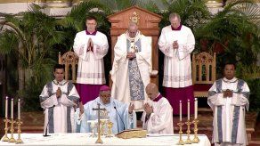 Papa Francisco consagra el altar de la Catedral Basílica Santa María La Antigua Papa Francisco consagra el altar de la Catedral Basílica Santa María La Antigua