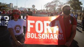 Ciudadanos participan en una manifestación contra el presidente de Brasil, Jair Bolsonaro.