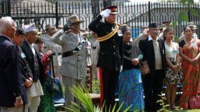 El príncipe Enrique se embadurna de colores para celebrar Holi en Nepal