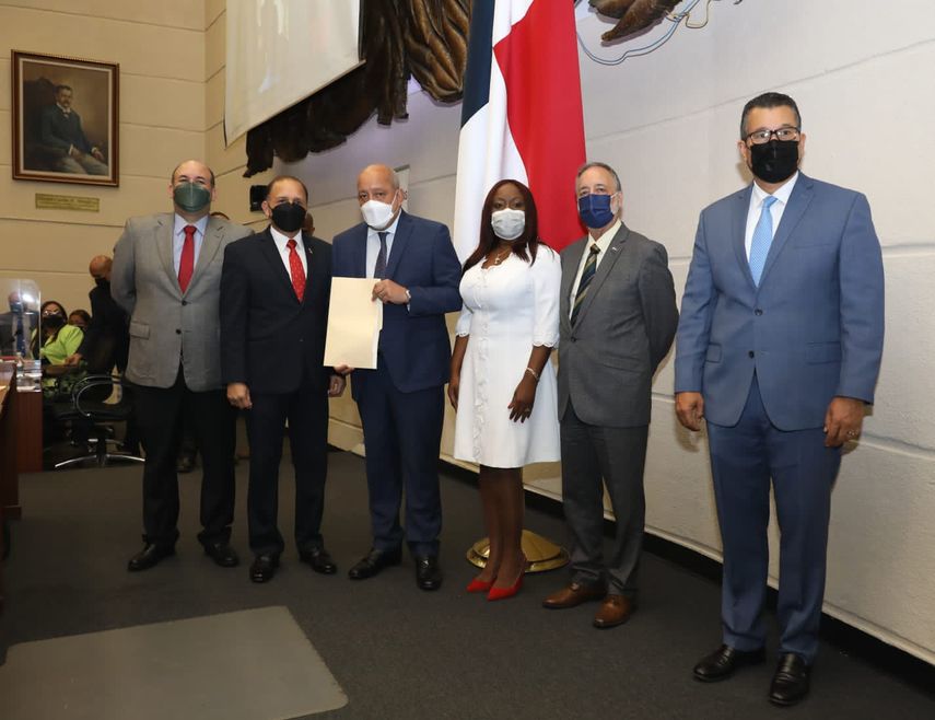 Los magistrados del TE durante la presentación del proyecto de ley que modifica varios artículos del Código Electoral.