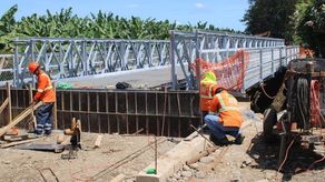 El contratista encargado de ejecutar la instalación de los puentes modulares es el Consorcio Puentes Modulares conformado por Constructora Urbana, S.A. y Toronto Global Holdings Corp.