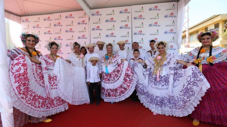 Miles de panameños disfrutan majestuoso Desfile de las Mil Polleras