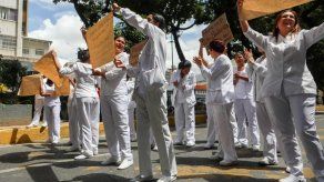 Maduro designa a nuevo ministro de Salud en medio de protestas del sector