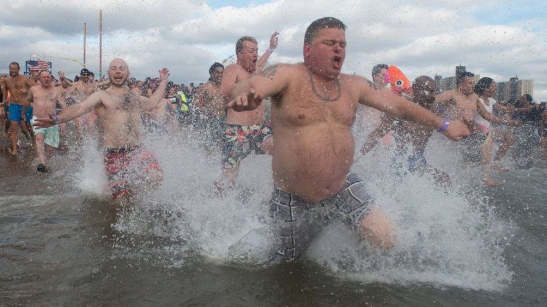 Unos 2.000 nadadores se zambullen en las aguas gélidas de NY