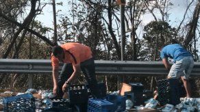 Cajas de cerveza caen de un camión en Loma Campana