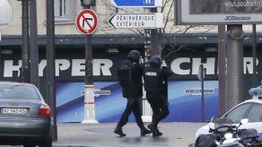 Atacante amenaza con matar a rehenes en mercado kosher