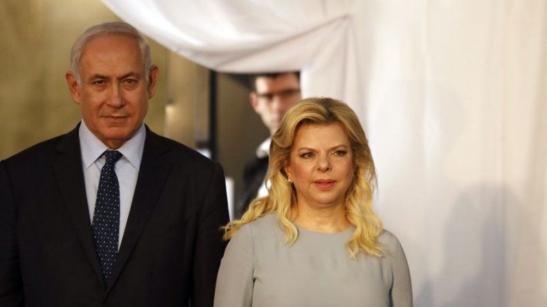 Millonario declara que los Netanyahu le exigían puros y champán, según medios