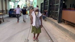 Jubilados cubanos reciben mayores pensiones con temor por alzas de electricidad