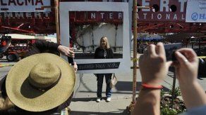 Enorme roca el artista Heizer llega a museo de California