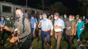 El mandatario de Colombia, Iván Duque (2i), acompañado por el ministro de defensa, Diego Molano, mientras realizan un recorrido por las instalaciones destruidas a causa de la explosión de un carro bomba este martes, en la Brigada del Ejército.