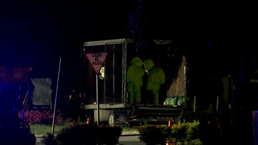Los Bomberos de Panamá realizando las labores de limpieza en&nbsp; el Causeway