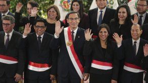Presidente de Perú juramenta gabinete tras disolver Congreso