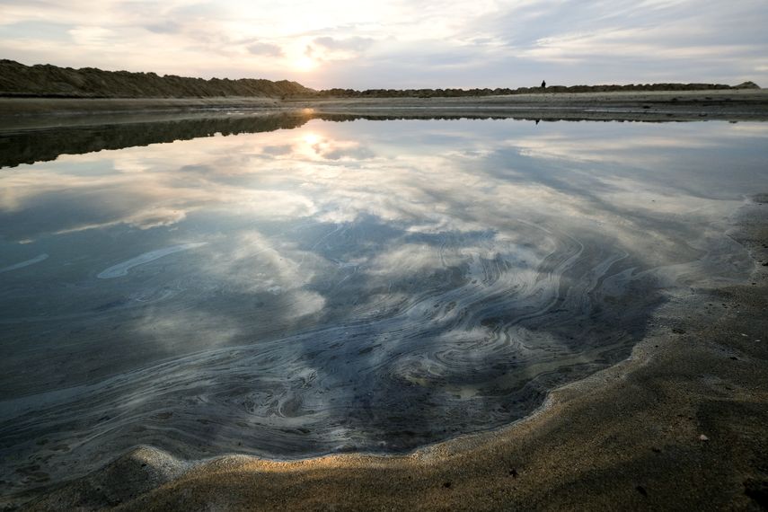 Las zonas de pesca en la costa están cerradas para uso comercial o recreativo por el derrame de petróleo.