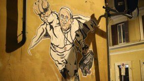 Vaticano se divierte divulgando twitter con graffiti del papa-superman Vaticano se divierte divulgando twitter con graffiti del papa-superman