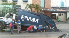 Camión de basura queda enterrado tras hundirse parte de la calle en El Cangrejo