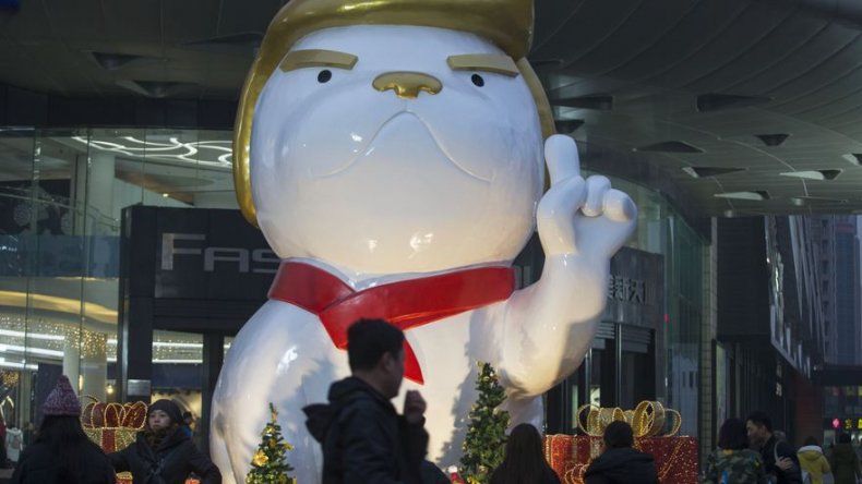 Del gallo al perro, una nueva estatua para Trump en China
