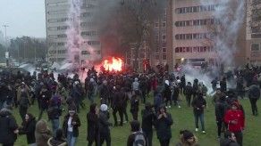 Manifestantes y policías chocan en suburbios de París