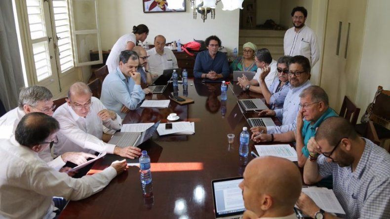 FARC y gobierno colombiano logran nuevo acuerdo de paz tras revés en plebiscito
