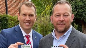 A la derecha, Steve Thompson.