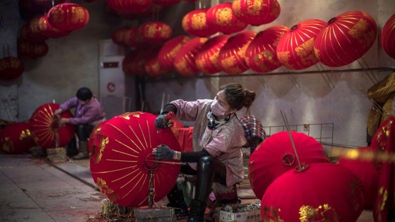 Miles de farolillos rojos se preparan para iluminar el Año Nuevo chino