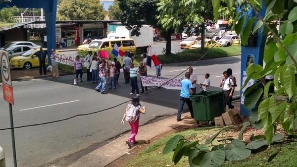 Jubilados cierran por 2do. día la vía Transístmica, tráfico vehicular