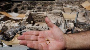 Arqueólogos desvelan un pendiente de 2.200 años hallado en Jerusalén