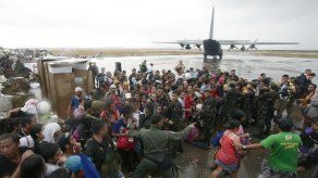 Aumentan los muertos y la desesperación entre los supervivientes del tifón