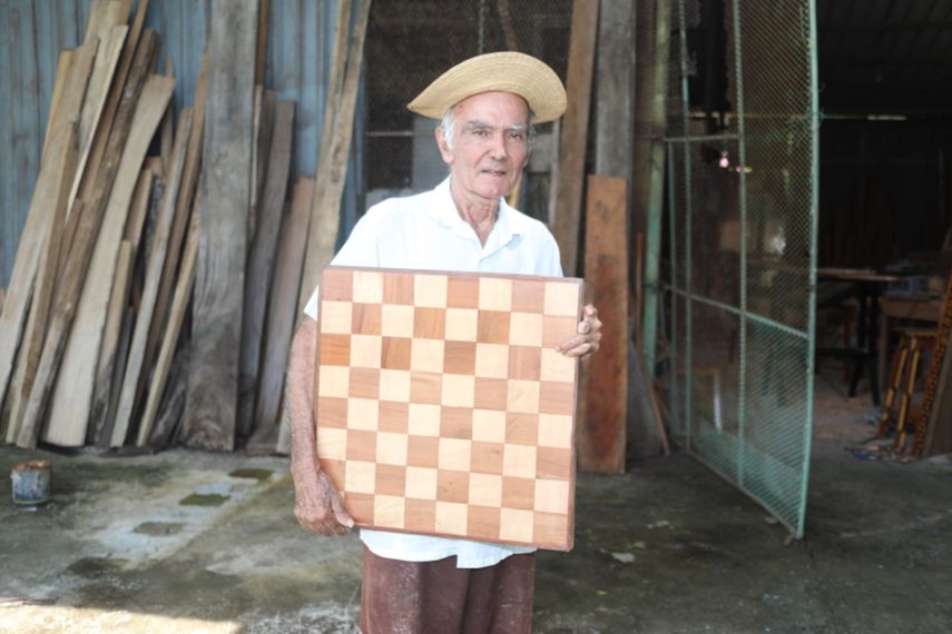 Don Fabio diseña casitas de madera, pasaplatos, cuadros de ajedrez, cajones y otras piezas. Don Fabio diseña casitas de madera, pasaplatos, cuadros de ajedrez, cajones y otras piezas.