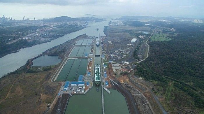Transitan por primera vez en un día tres buques de GNL por el Canal de Panamá