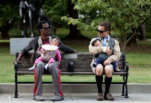 Más papás abandonan la oficina para estar en casa con sus hijos