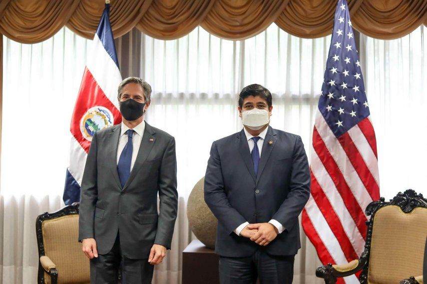 Fotografía cedida por la Presidencia de Costa Rica que muestra al mandatario Carlos Alvarado (d) durante una reunión con el secretario de Estado de EE.UU.