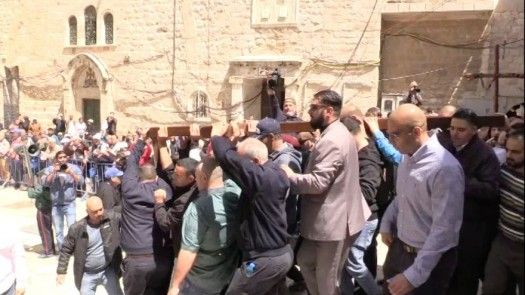 Miles de cristianos repiten los pasos de Jesús por el Vía Crucis en Jerusalén