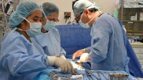 Médicos de la CSS extraen masa poliquística de tres libras a paciente de ginecología