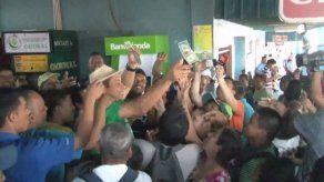 Gerardo Barroso regala dinero en la Terminal de David