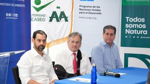 Ministro de MiAmbiente, junto con autoridades de la AAUD. Ministro de MiAmbiente, junto con autoridades de la AAUD.