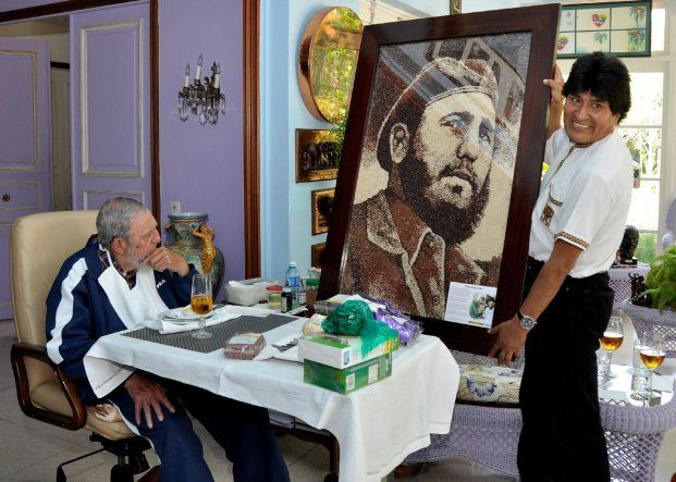 El líder cubano Fidel Castro junto a personalidades del mundo