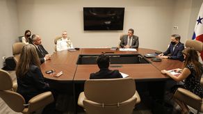 Reunión entre el mandatario panameño, altos funcionarios y el secretario de la Marina de los Estados Unidos, Carlos del Toro.