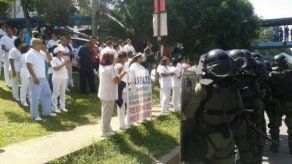 Continúan las protestas de médicos y enfermeras en la vía Simón Bolívar