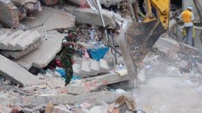 Rescatan a 72 personas después de tres días bajo escombros en Bangladesh