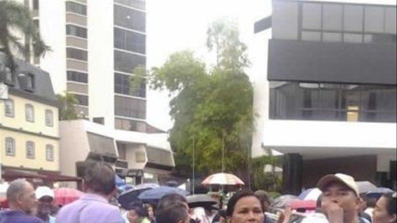 Docentes cierran Calle 50, exigen se firme acuerdo de no represalias