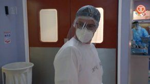 ENFERMERAS | Álvaro se da cuenta de la llegada de un paciente que atendió con COVID-19