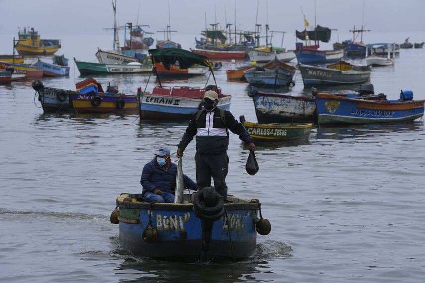 Los pescadores que no pueden trabajar caminan por el malecón
