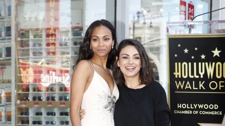 Zoe Saldaña homenajea a su familia tras recibir su estrella en el Paseo de la Fama