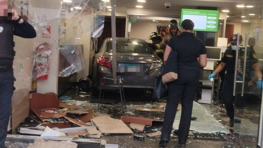 Vehículo colisiona y queda dentro de un banco en La Chorrera.